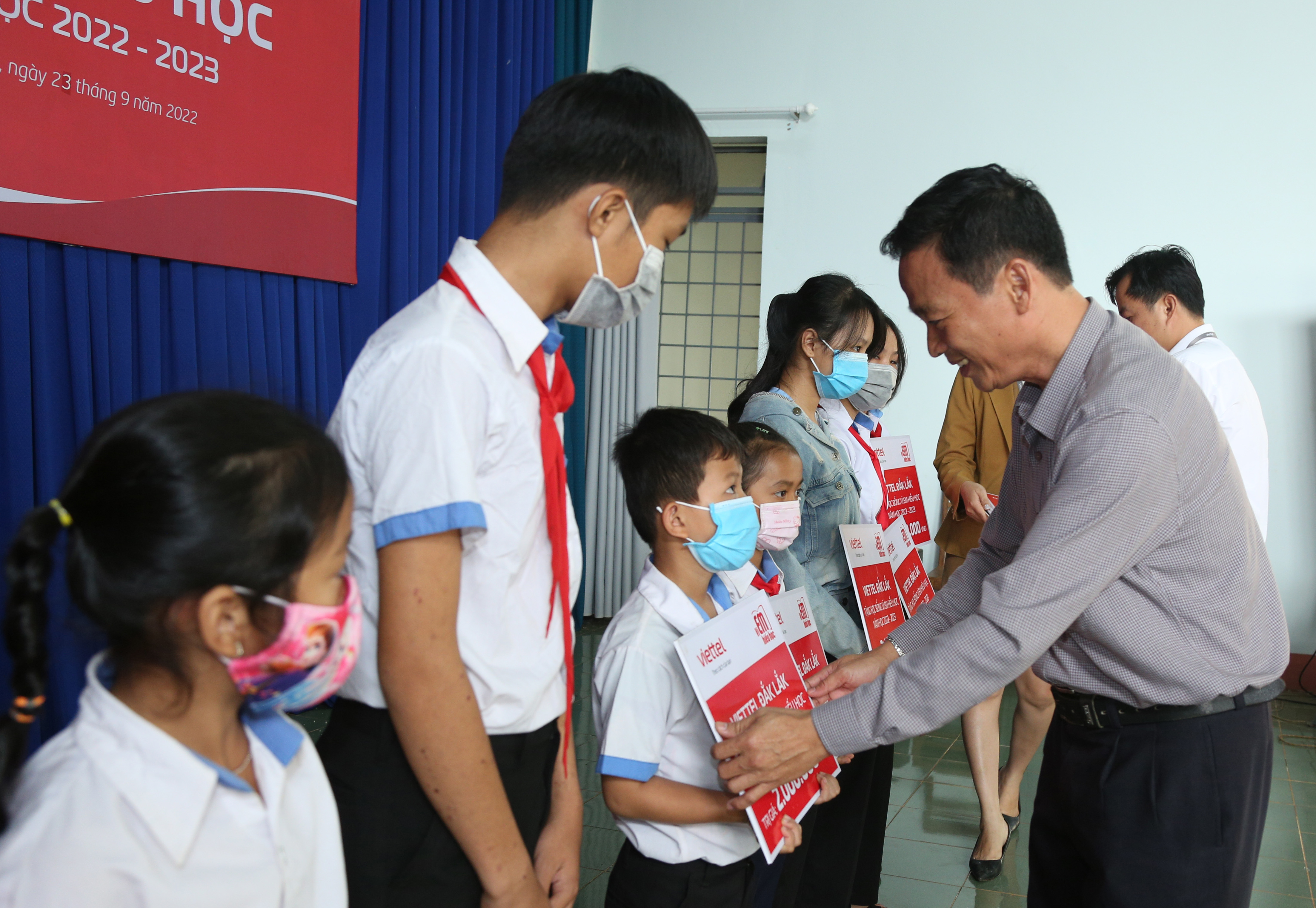 Trao 60 suất học bổng "Vì em hiếu học" cho học sinh huyện Krông Năng