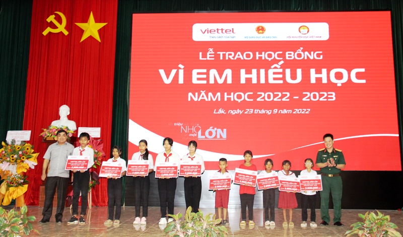 Viettel Đắk Lắk trao 100 suất học bổng “Vì em hiếu học” tại huyện Lắk