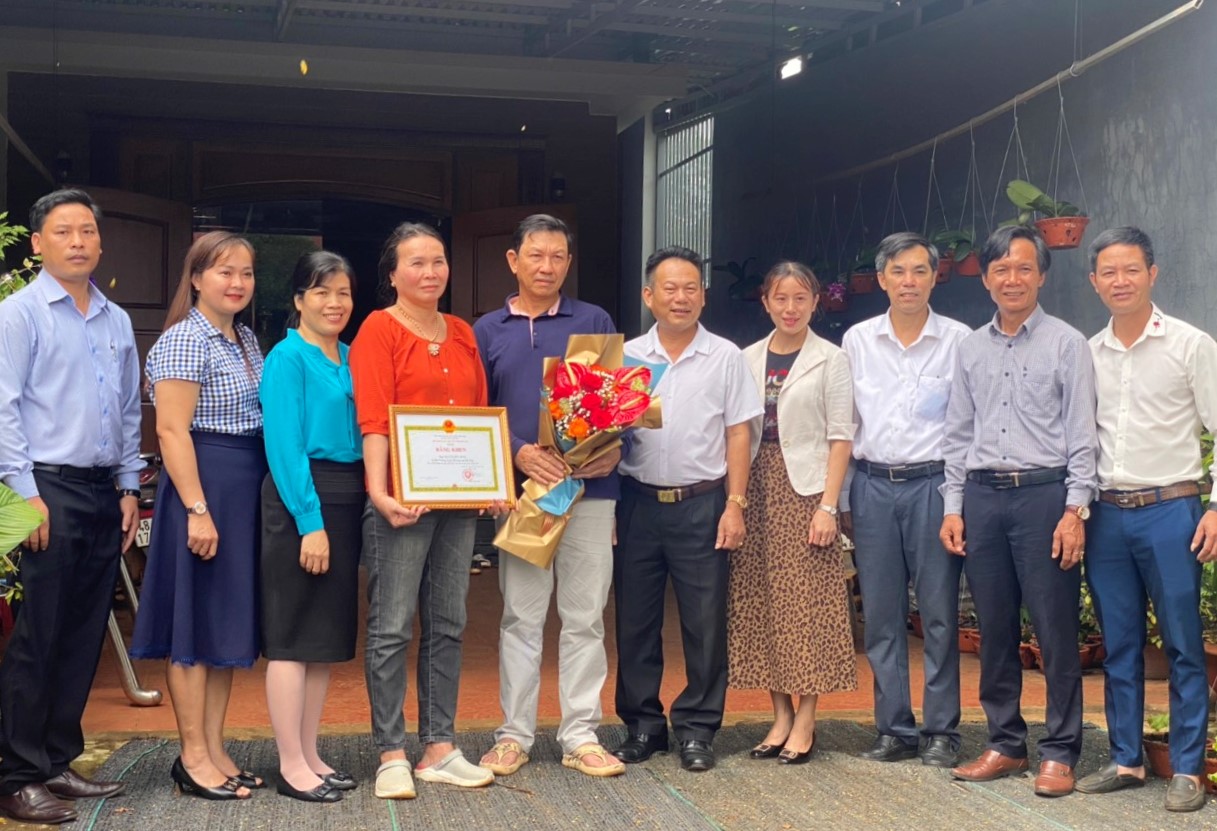 Trao tặng Bằng khen của Chủ tịch UBND tỉnh Đắk Lắk cho ông Nguyễn Hữu Hùng