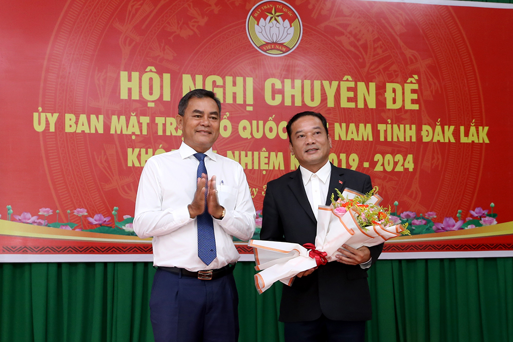 Đồng chí Y Giang Gry Niê Knơng được cử giữ chức vụ Chủ tịch Ủy ban MTTQ Việt Nam tỉnh
