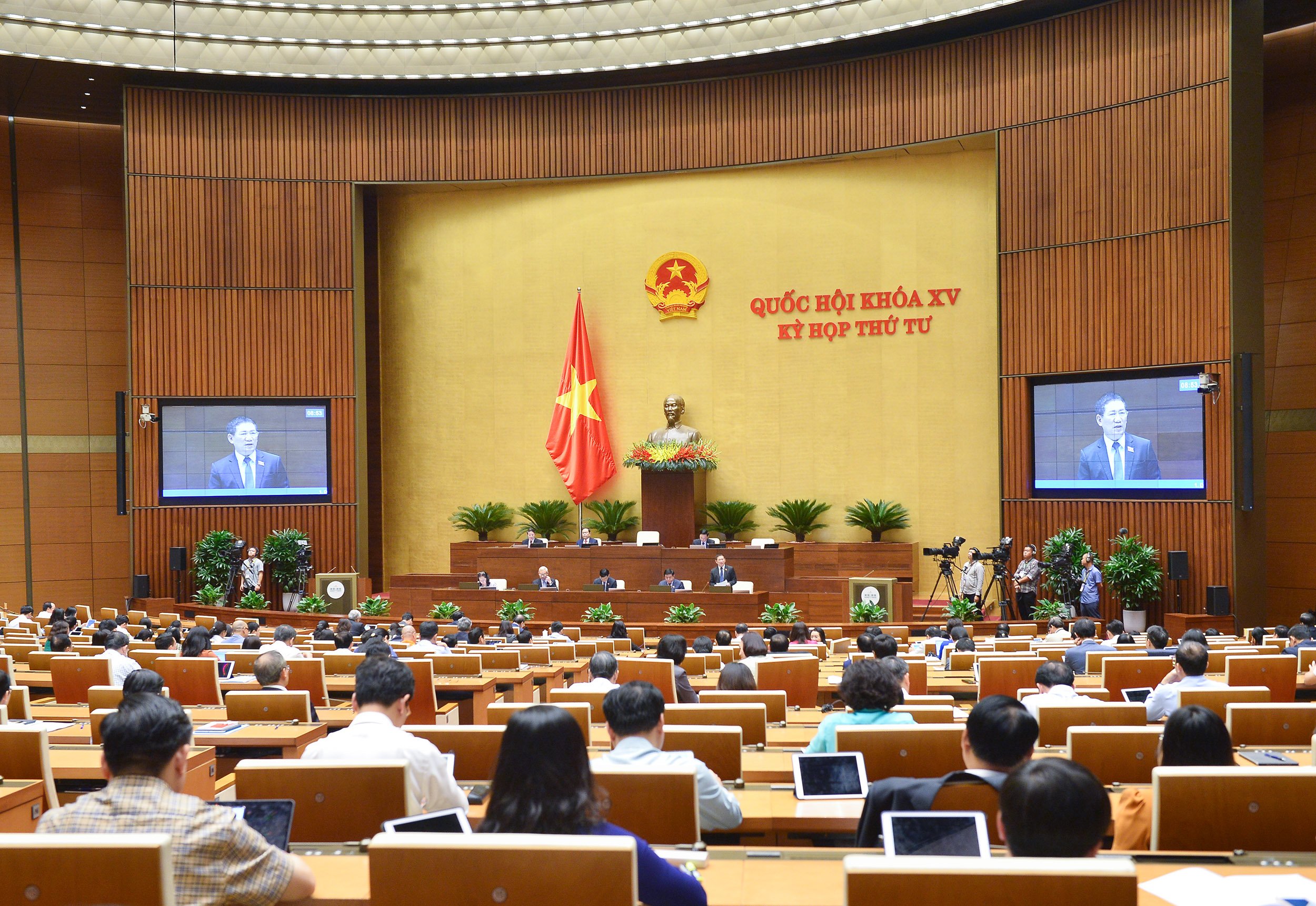 Quốc hội thảo luận ở hội trường về kết quả thực hiện kế hoạch phát triển kinh tế - xã hội năm 2022