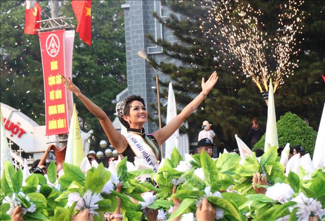 Mời Hoa hậu H’Hen Niê làm Đại sứ Truyền thông của Lễ hội Cà phê Buôn Ma Thuột lần thứ 8, năm 2023