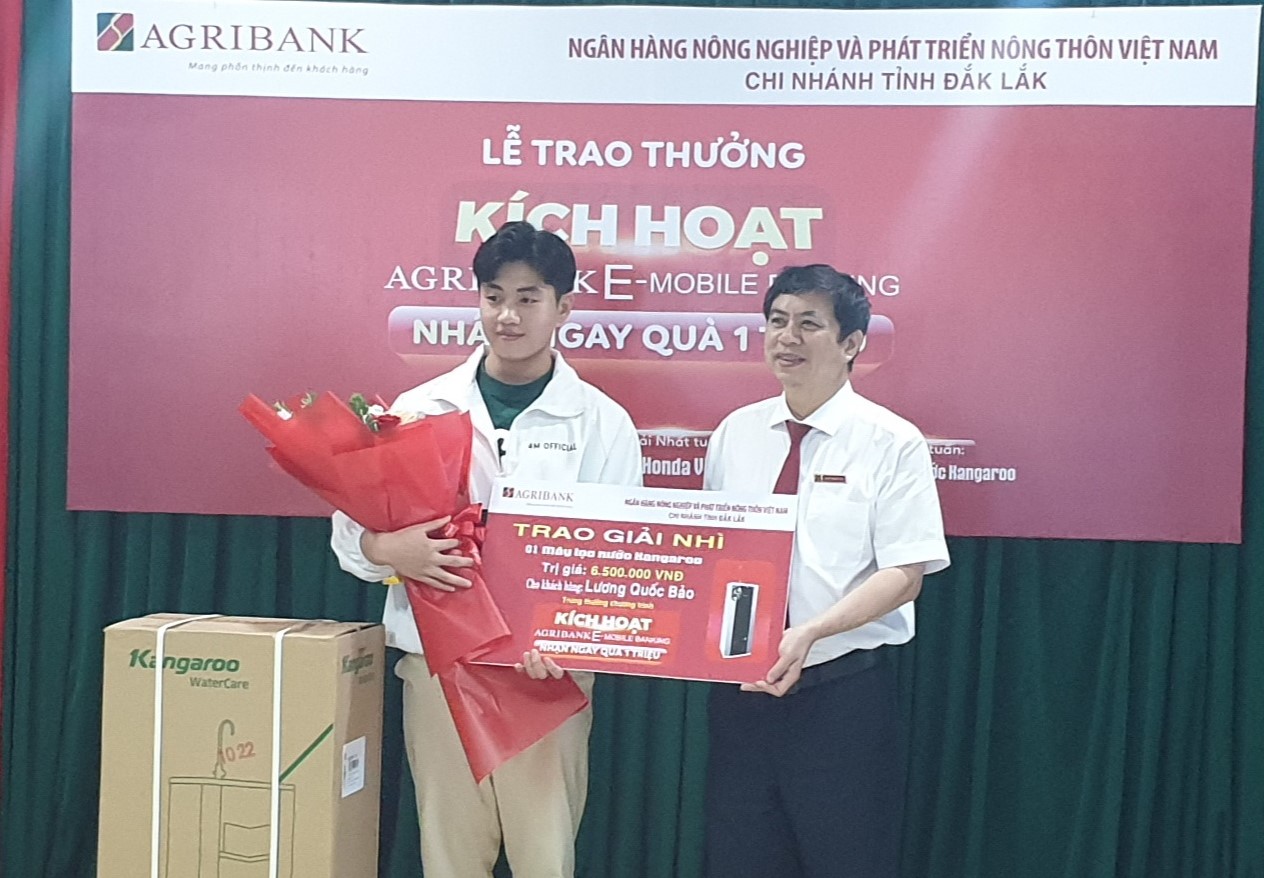 Trao thưởng cho khách hàng trúng giải chương trình khuyến mại "Kích hoạt Agribank E-Mobile Banking — Nhận ngay quà 1 triệu”