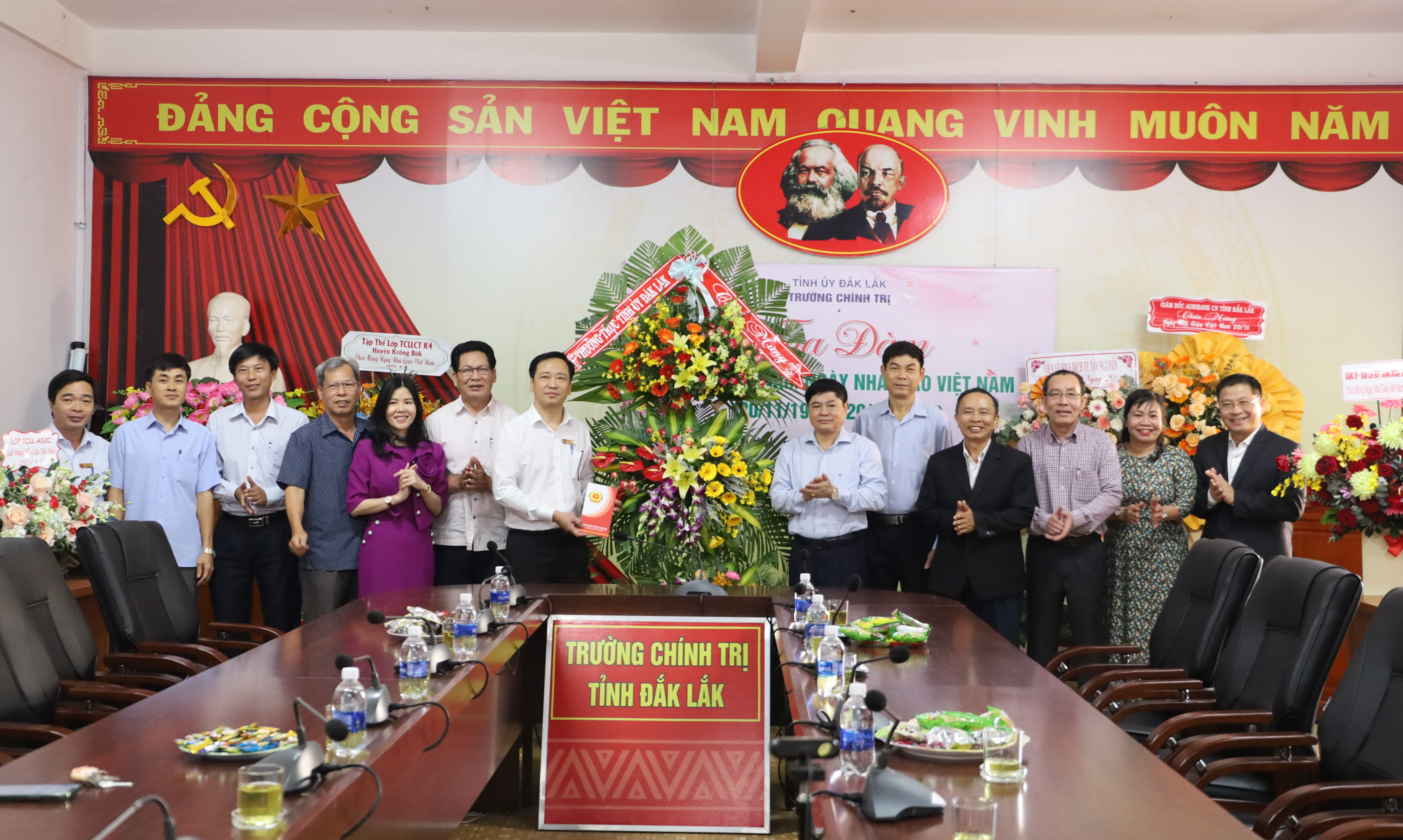Thường trực Tỉnh ủy thăm, chúc mừng các cơ sở giáo dục nhân Ngày Nhà giáo Việt Nam