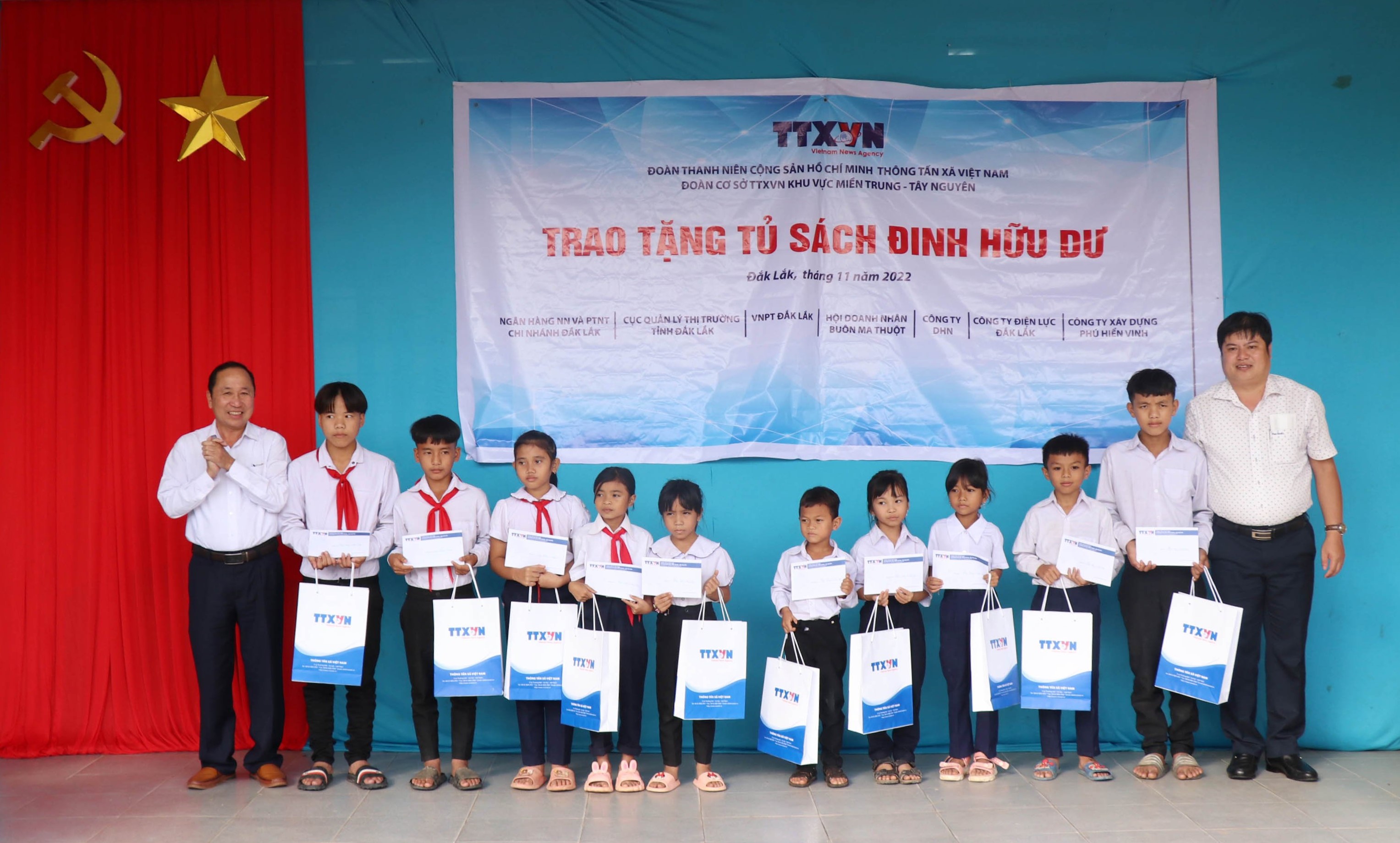 Trao tặng “Tủ sách Đinh Hữu Dư” cho học sinh dân tộc thiểu số vùng khó khăn