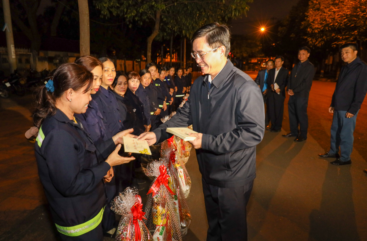 Bí thư Tỉnh ủy Nguyễn Đình Trung trao quà tặng công nhân vệ sinh đêm 30 Tết