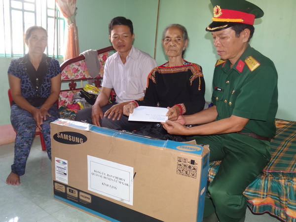 Ban CHQS huyện Cư M’gar tặng ti vi Mẹ Việt Nam Anh hùng