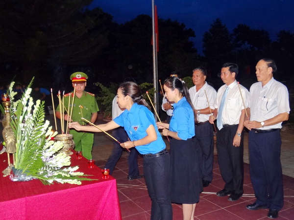 Huyện đoàn Cư M’gar tổ chức Lễ thắp nến tri ân các anh hùng liệt sỹ