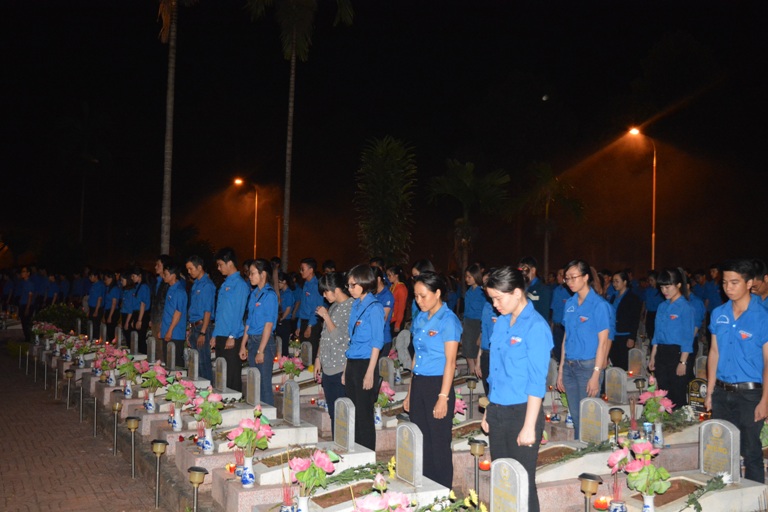 Over 2,000 youths light candles in commemoration of fallen soldiers