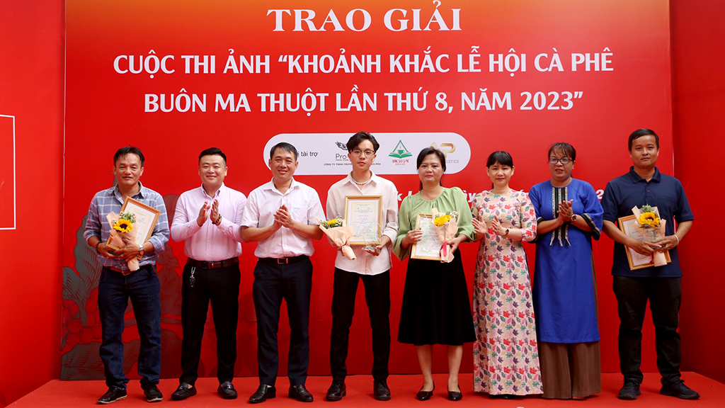 Trao giải Cuộc thi ảnh “Khoảnh khắc Lễ hội Cà phê Buôn Ma Thuột lần thứ 8