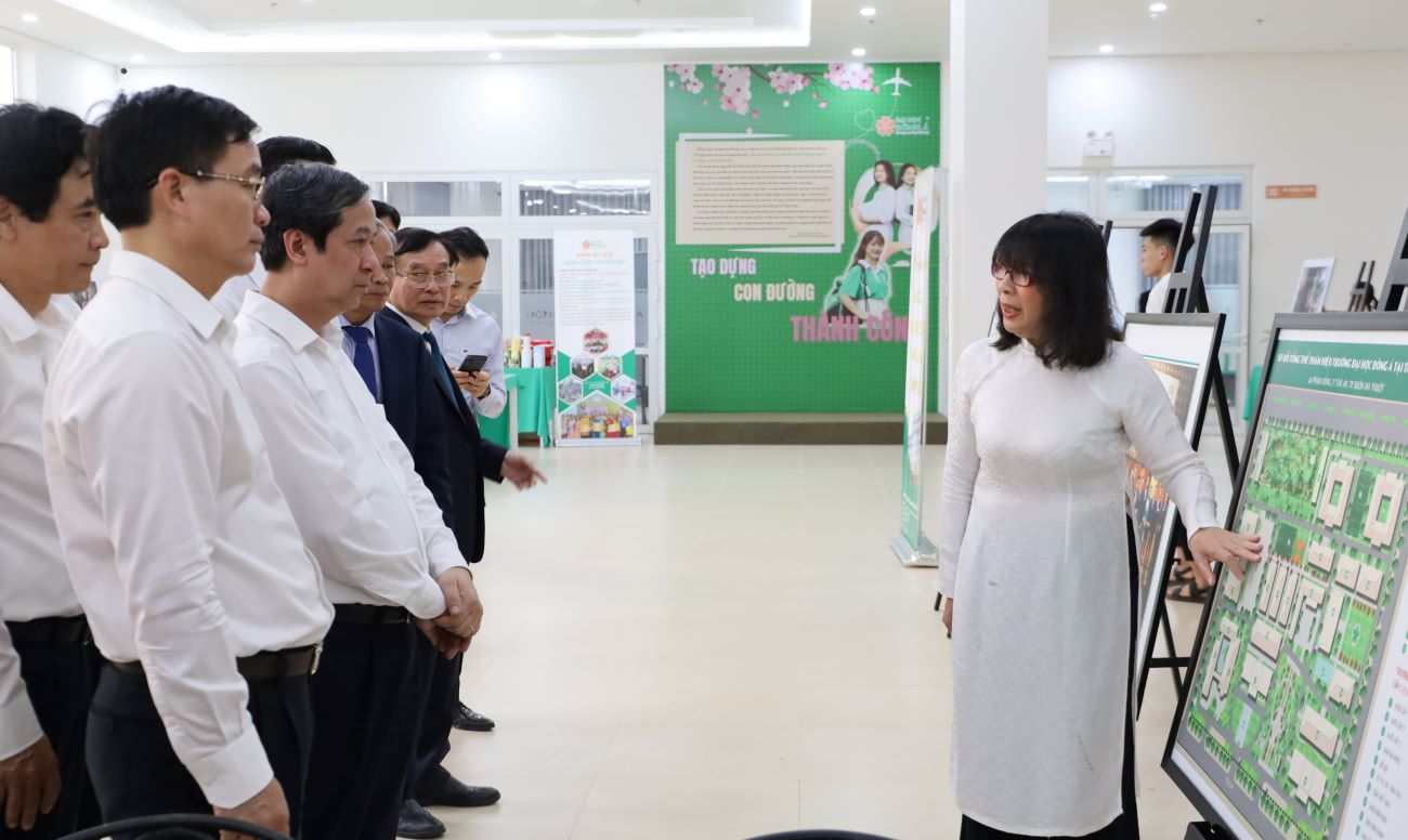  Tiến sĩ Nguyễn Thị Anh Đào - Hiệu trưởng Phân hiệu Trường Đại học Đông Á tại Đắk Lắk giới thiệu tổng quan về nhà trường…