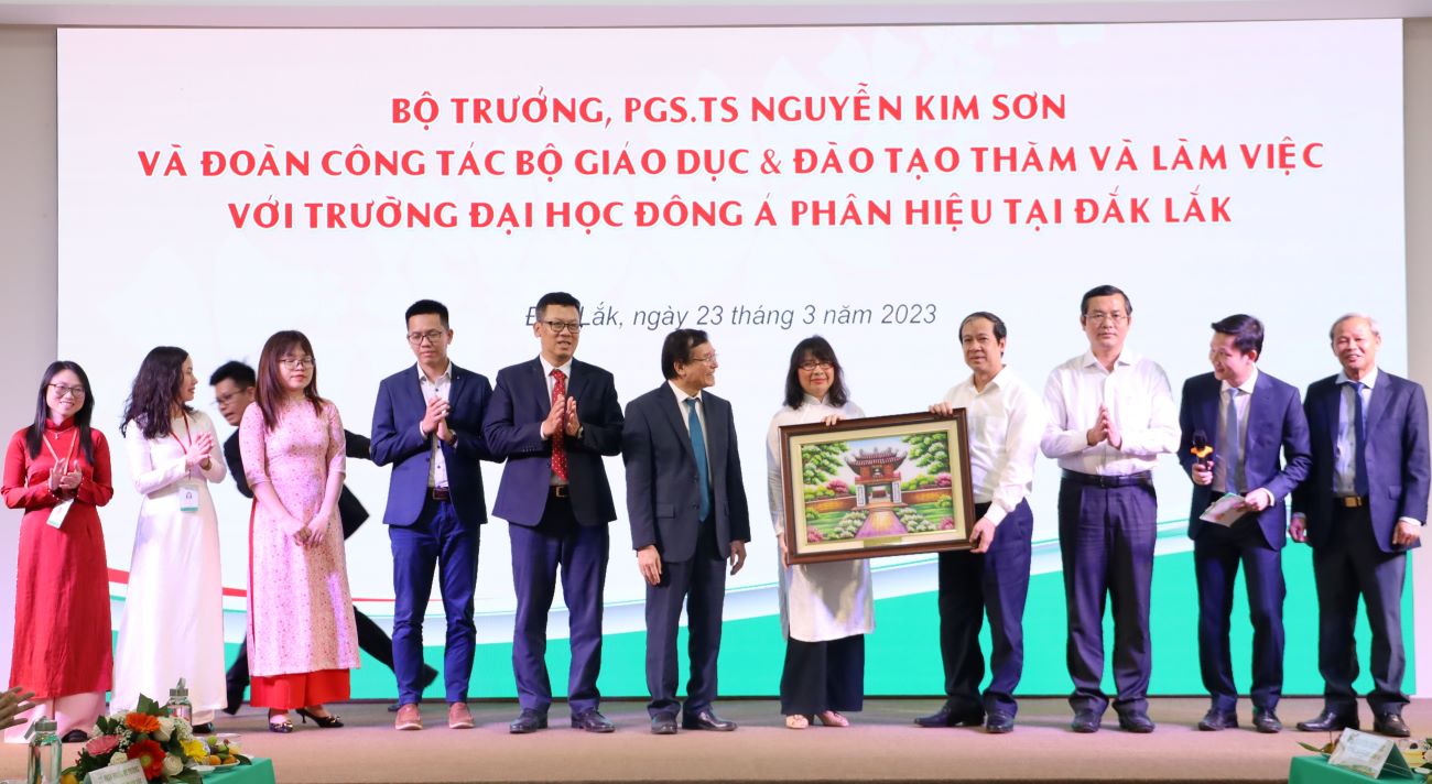 Bộ trưởng Nguyễn Kim Sơn tặng quà lưu niệm cho nhà trường.