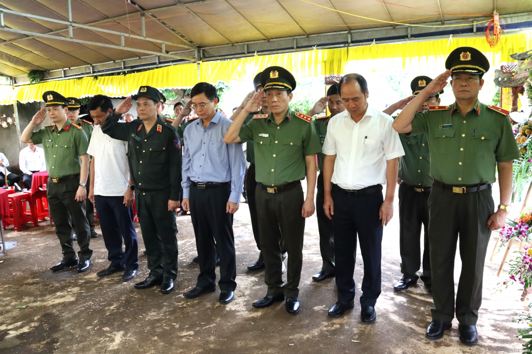 Thượng tướng Lương Tam Quang và Bí thư Tỉnh uỷ Nguyễn Đình Trung thăm viếng các nạn nhân tử vong trong vụ tấn công tại Cư Kuin