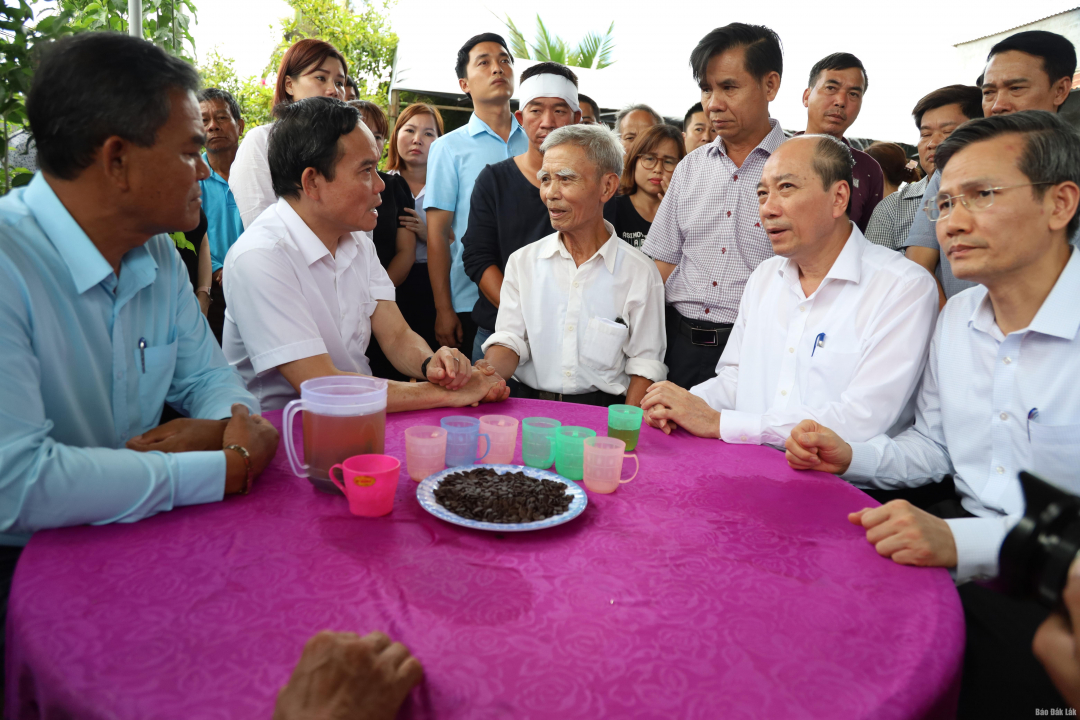 Phó Thủ tướng Trần Lưu Quang thăm, viếng các nạn nhân trong vụ tấn công 2 trụ sở công an xã tại huyện Cư Kuin