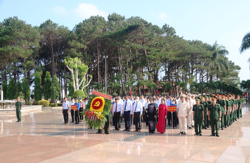 Lễ viếng Nghĩa trang liệt sỹ tỉnh nhân kỷ niệm 48 năm Ngày Giải phóng miền Nam thống nhất đất nước