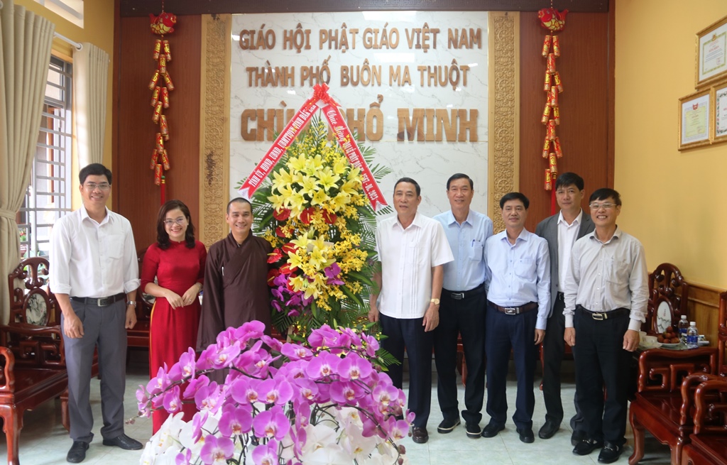 Phó Chủ tịch UBND tỉnh Võ Văn Cảnh thăm, chúc mừng Lễ Phật đản năm 2023