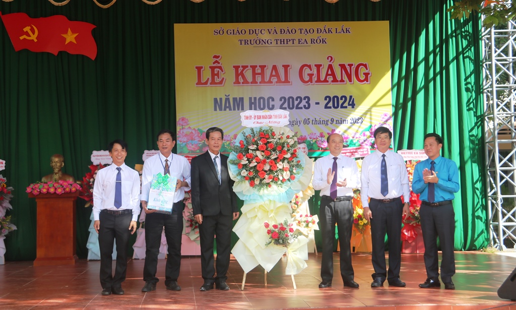 Chủ tịch UBND tỉnh Phạm Ngọc Nghị dự Lễ khai giảng năm học mới tại Trường THPT Ea Rôk