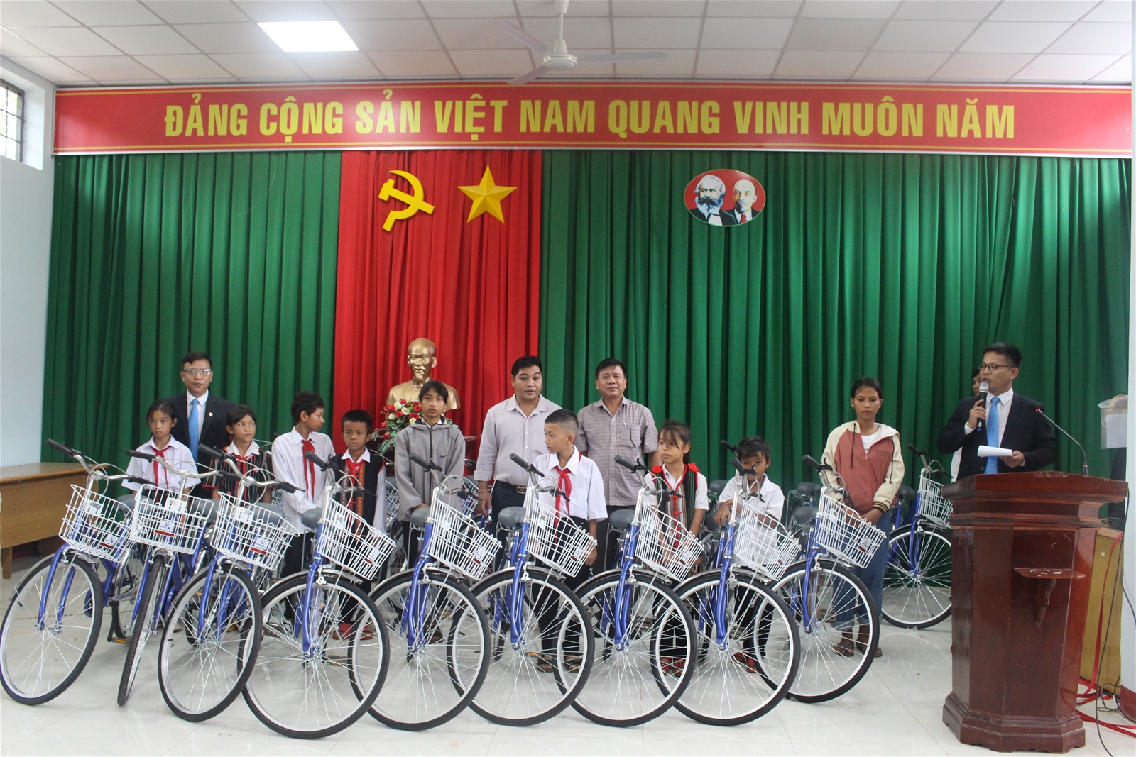 Trao tặng xe đạp cho trẻ em có hoàn cảnh khó khăn trên địa bàn tỉnh
