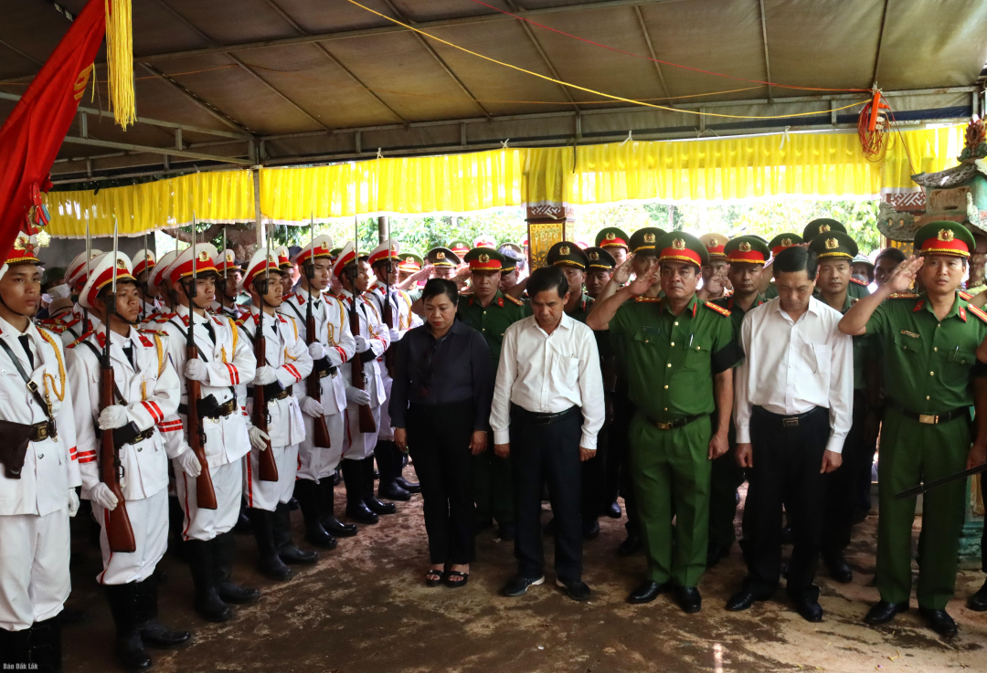 Long trọng tổ chức Lễ Truy điệu và trao Bằng "Tổ quốc ghi công" cho thân nhân 6 liệt sĩ hy sinh tại huyện Cư Kuin
