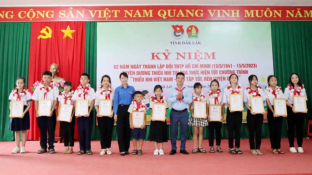Tuyên dương gương thiếu nhi thi đua thực hiện tốt chương trình “Thiếu nhi Việt Nam - Học tập tốt, rèn luyện chăm”