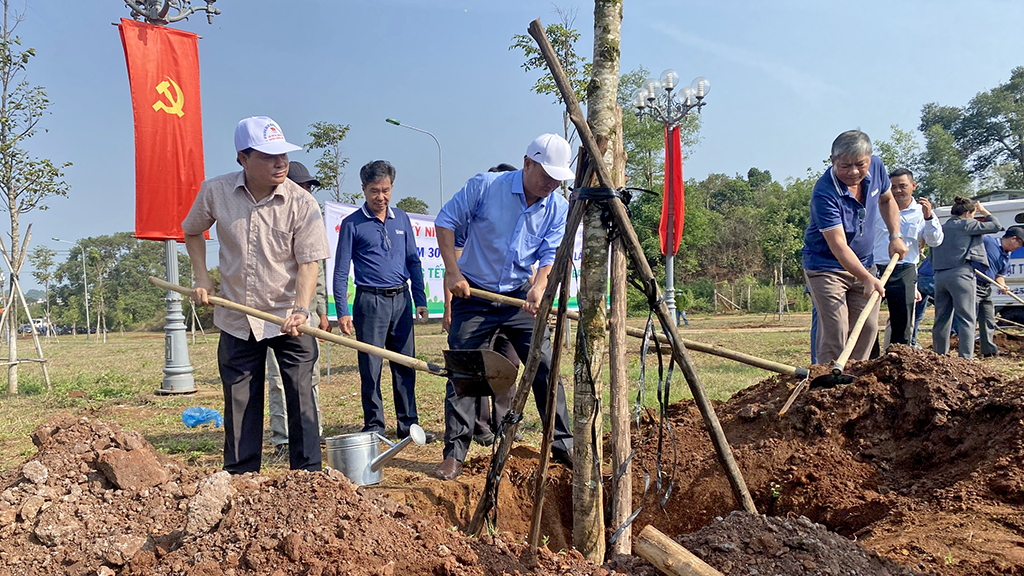 Thành phố Buôn Ma Thuột phát động Tết trồng cây – Đời đời nhớ ơn Bác