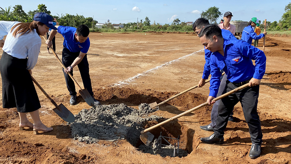 Khởi công công trình thanh niên cấp Trung ương "Sân thể thao cộng đồng"