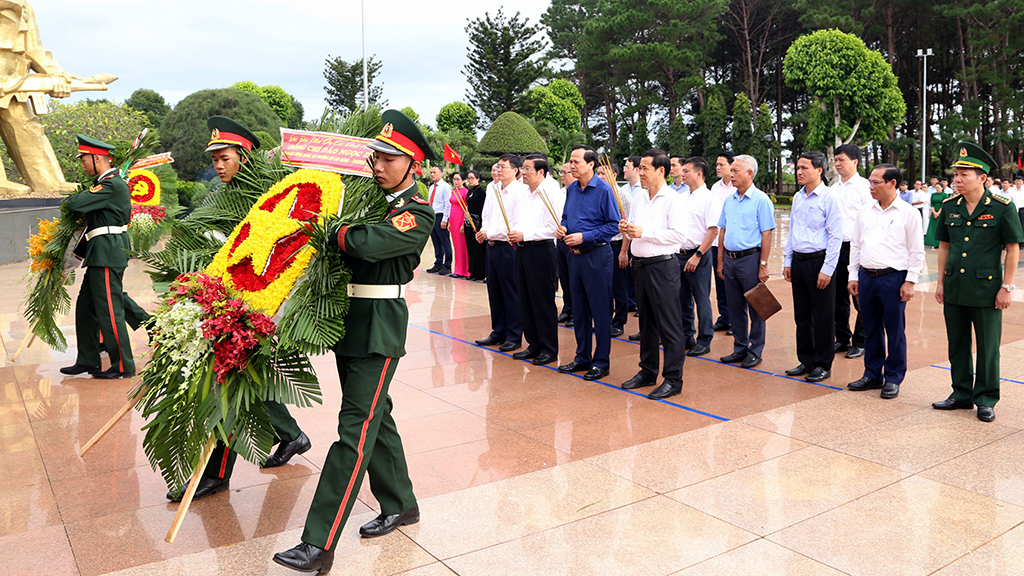 Lễ viếng Nghĩa trang Liệt sĩ tỉnh nhân kỷ niệm 76 năm Ngày Thương binh - Liệt sĩ