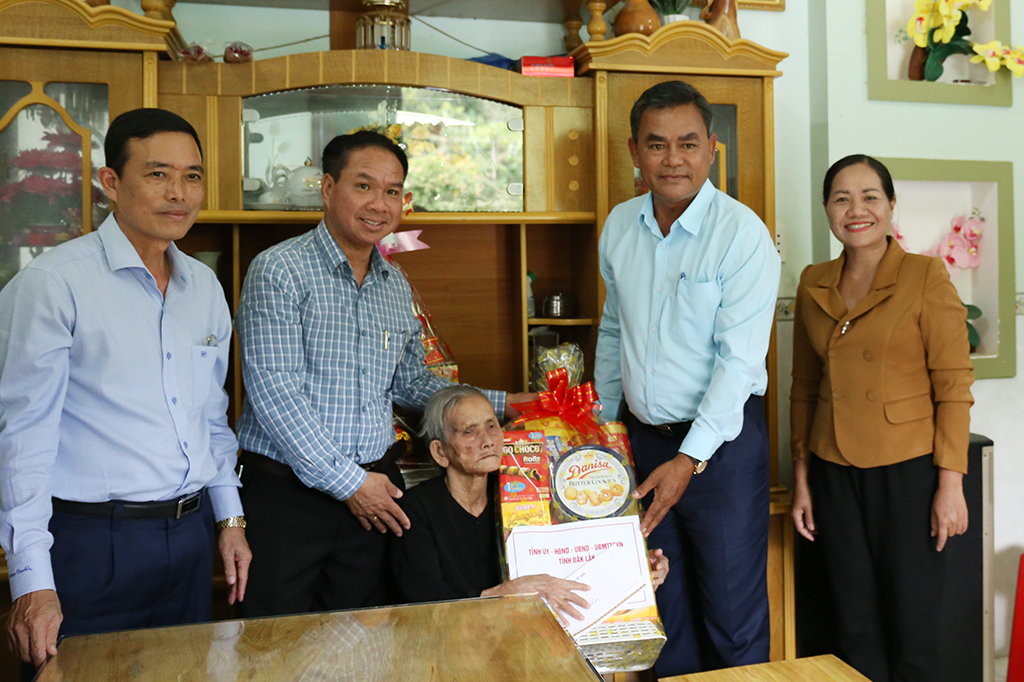 Phó Bí thư Tỉnh ủy Y Biêr Niê thăm, tặng quà người có công tại huyện Krông Bông