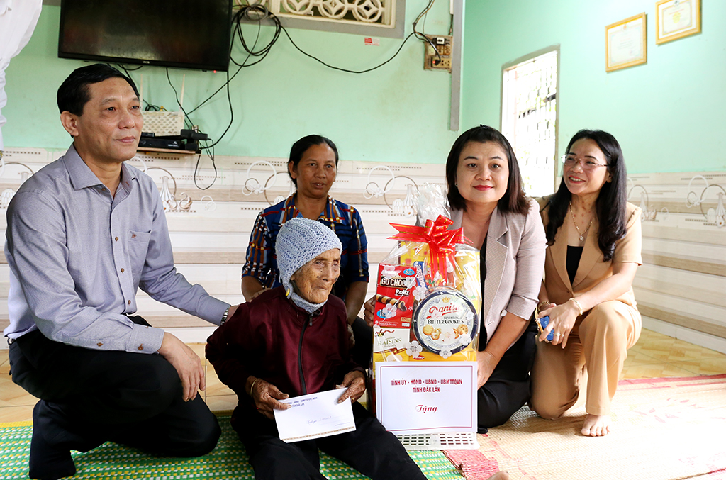 Phó Chủ tịch UBND tỉnh H’ Yim Kđoh thăm, tặng người có công tại huyện Lắk