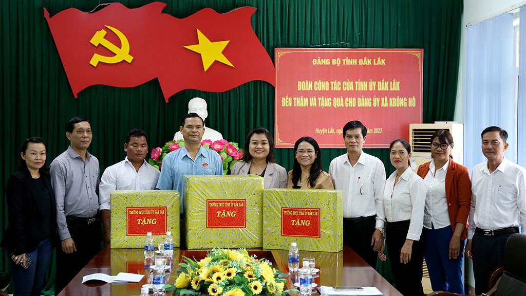 Đoàn công tác của Phó Chủ tịch UBND tỉnh H’Yim Kđoh làm việc với Huyện ủy Lắk
