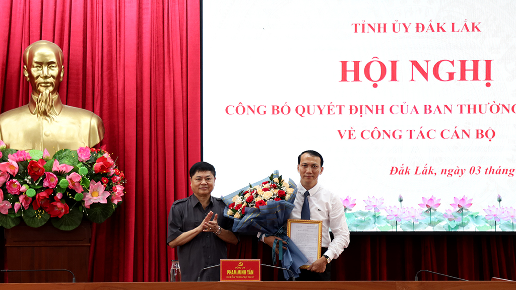 Đồng chí Nguyễn Đình Viên được điều động, bổ nhiệm giữ chức vụ Chánh Văn phòng Tỉnh ủy