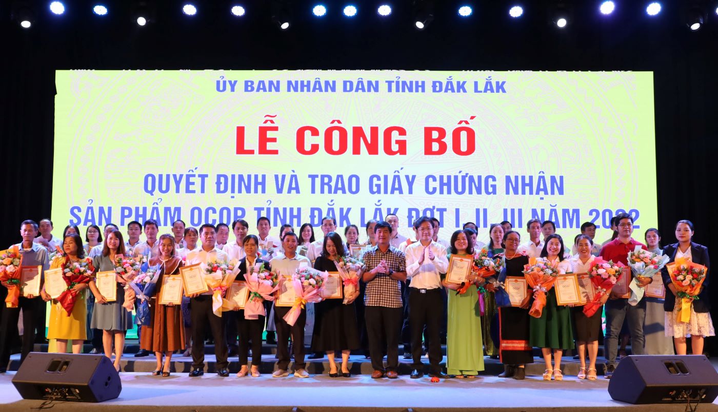 Trao giấy chứng nhận sản phẩm OCOP tỉnh Đắk Lắk đợt I, II, III năm 2022 cho các chủ thể.