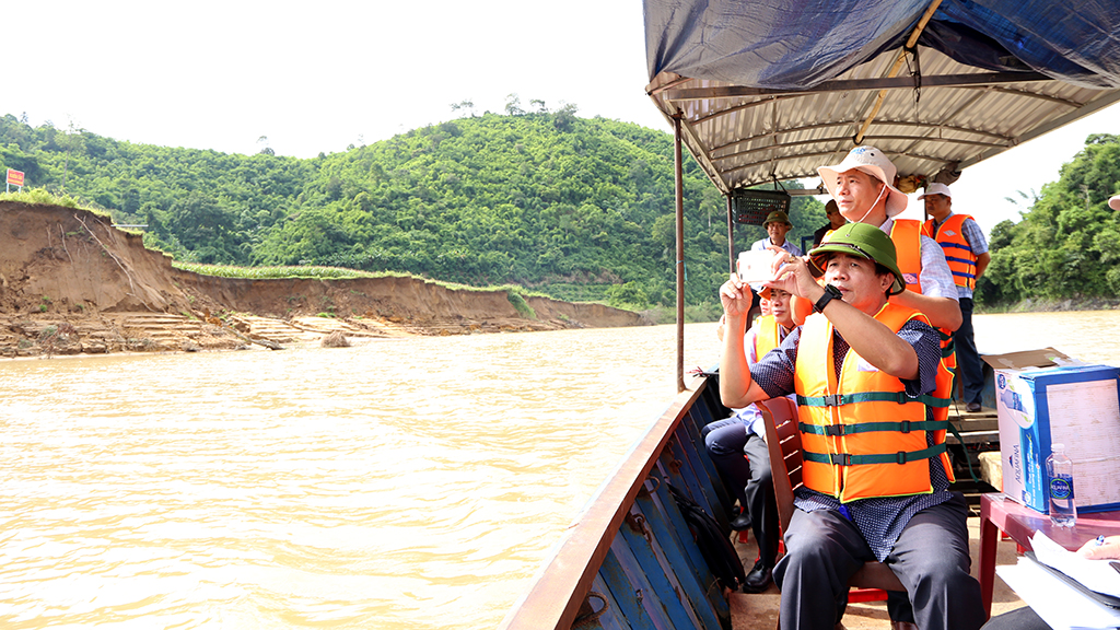 Đoàn công tác của UBND tỉnh khảo sát tình hình sạt lở bờ sông Krông Ana tại huyện Lắk
