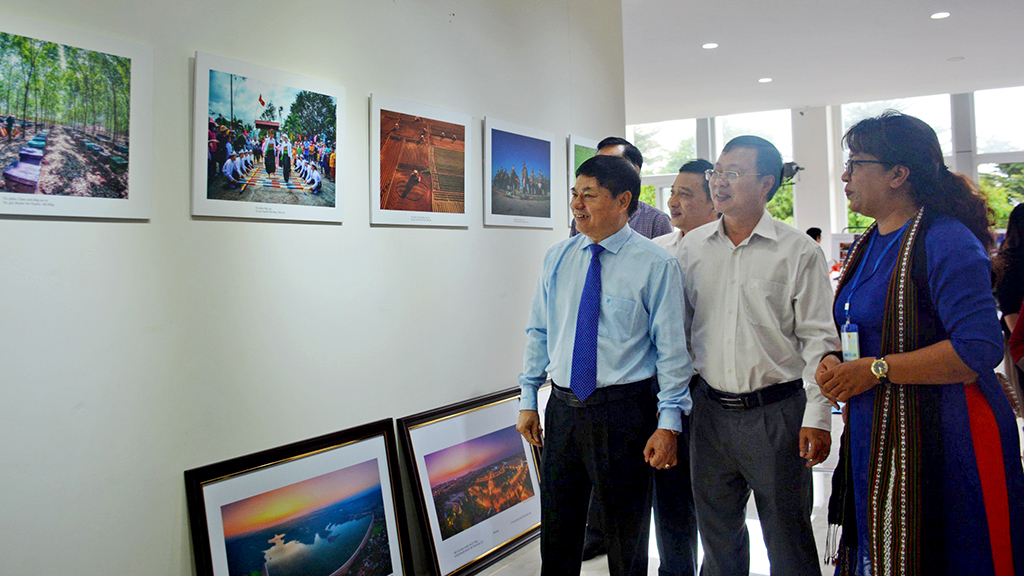 Trao giải và khai mạc triển lãm ảnh nghệ thuật “Buôn Ma Thuột - Đắk Lắk hội nhập và phát triển”