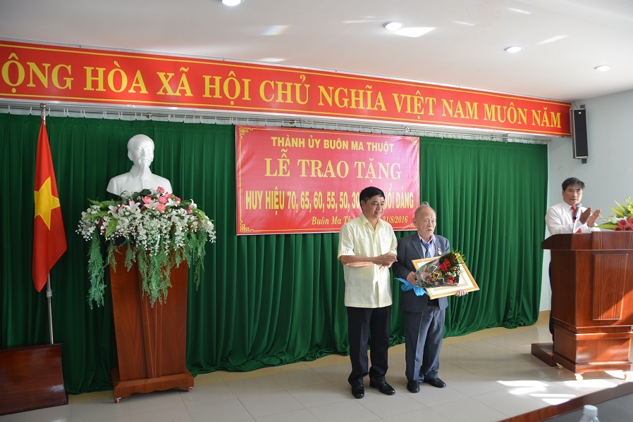 Thành ủy Buôn Ma Thuột long trọng tổ chức Lễ trao Huy hiệu Đảng cho 37 đảng viên đợt 2/9
