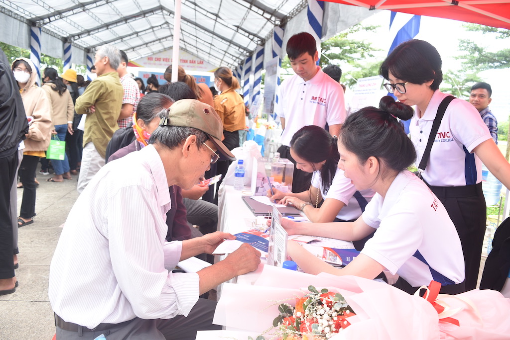 Hơn 10 nghìn vị trí việc làm cần tuyển dụng tại Hội chợ việc làm tỉnh Đắk Lắk năm 2023
