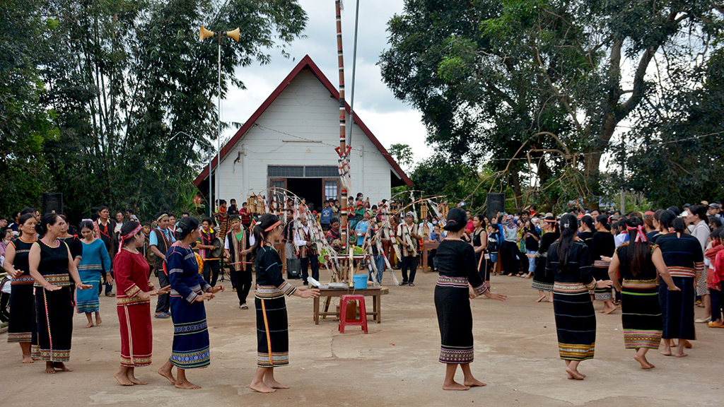 Người Xơ đăng ở xã Ea H’đing, huyện Cư M’gar khai hội mừng lúa mới