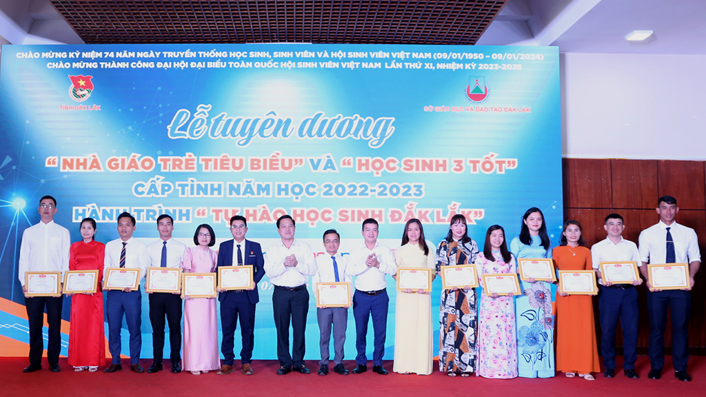 Tuyên dương 58 “Nhà giáo trẻ” và 63 “Học sinh 3 tốt” cấp tỉnh năm học 2022 - 2023