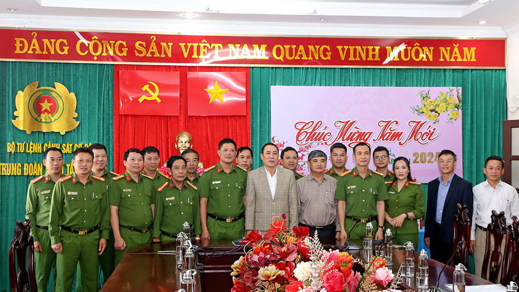 Phó Chủ tịch UBND tỉnh Võ Văn Cảnh đến thăm, chúc Tết các đơn vị Cảnh sát Cơ động
