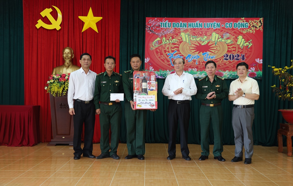 Chủ tịch UBND tỉnh Phạm Ngọc Nghị thăm và chúc Tết các cơ quan, đơn vị