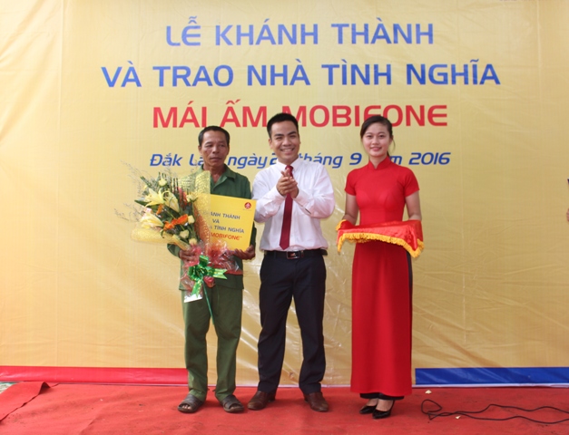 Mobifone Đắk Lắk bàn giao nhà tình nghĩa cho 2 hộ nghèo ở huyện Cư M’gar