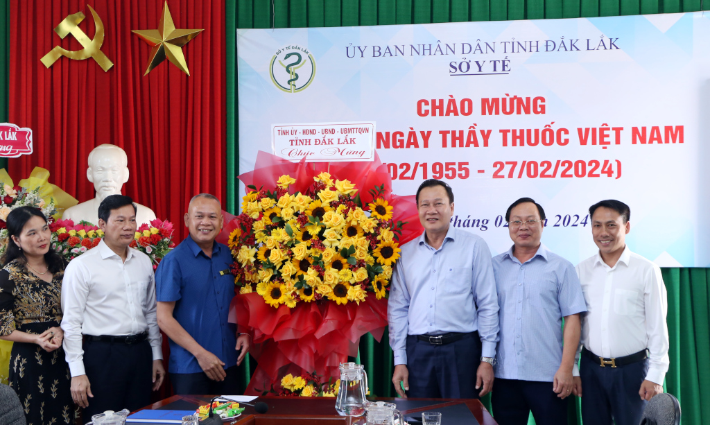 Lãnh đạo tỉnh thăm, chúc mừng các cơ sở y tế nhân Ngày thầy thuốc Việt Nam