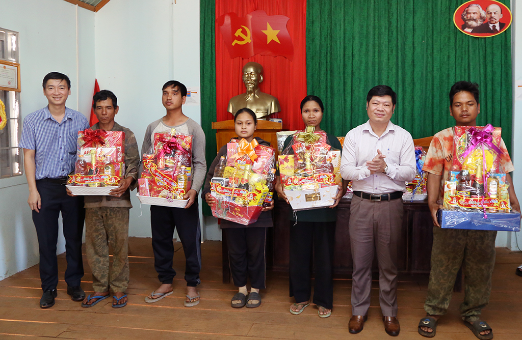 Văn phòng UBND tỉnh thăm, tặng quà Buôn kết nghĩa nhân dịp Tết Nguyên đán Giáp Thìn 2024