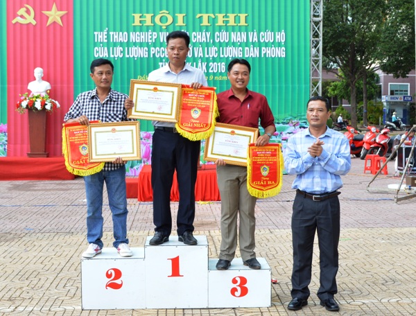 Hội thi thể thao nghiệp vụ chữa cháy, cứu nạn và cứu hộ của lực lượng Phòng cháy chữa cháy cơ sở và dân phòng tỉnh Đắk Lắk năm 2016