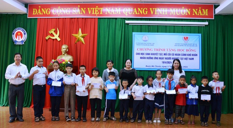 Tỉnh Hội Đắk Lắk trao 50 suất học bổng cho trẻ em khuyết tật tại thành phố Buôn Ma Thuột