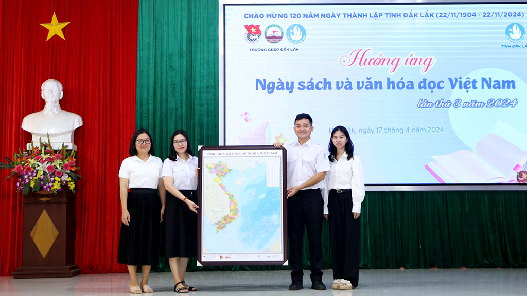 Hơn 300 sinh viên hưởng ứng “Ngày sách và văn hóa đọc Việt Nam”
