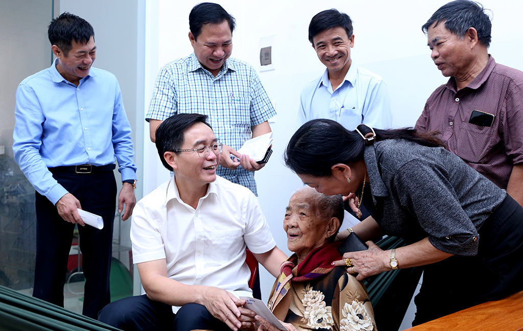 Bí thư Tỉnh ủy Nguyễn Đình Trung thăm người có công tiêu biểu trên địa bàn thành phố Buôn Ma Thuột