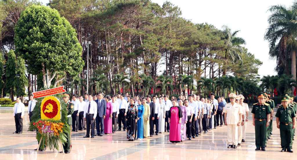 Lễ viếng Nghĩa trang liệt sĩ tỉnh Nhân dịp chào mừng kỷ niệm ngày Giải phóng miền Nam, thống nhất đất nước