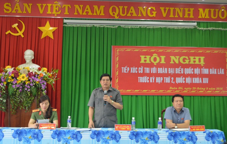 Đại biểu Quốc hội tỉnh tiếp xúc cử tri tại thị xã Buôn Hồ.