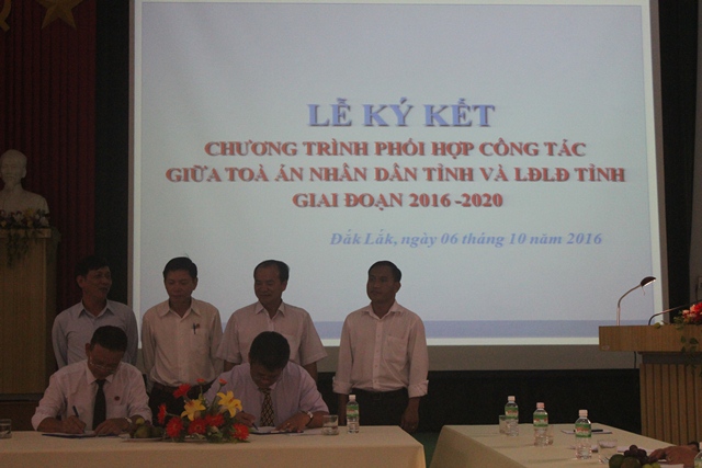 Lễ ký kết chương trình phối hợp công tác giai đoạn 2016 – 2020 giữa Tòa án nhân dân tỉnh Đắk Lắk và Liên đoàn lao động tỉnh